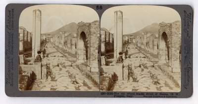 Anciennes traces de roues sur la rue Stabian, Pompéi, de The Underwood Travel Library, 1895 - Italian Photographer